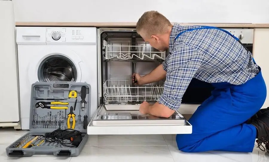 Kaynarca Dominox servisi teknisyen ekibi beyaz eşya tamiri yaparken